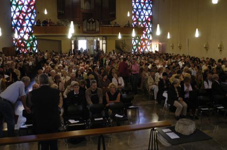 Publikum von Pater Anselm Grün in der Kirche