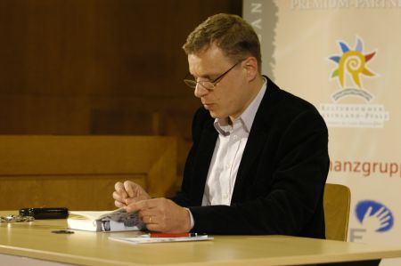 Georg M. Oswald beim Lesen
