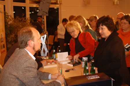 Berndorf und Kramp beim Signieren