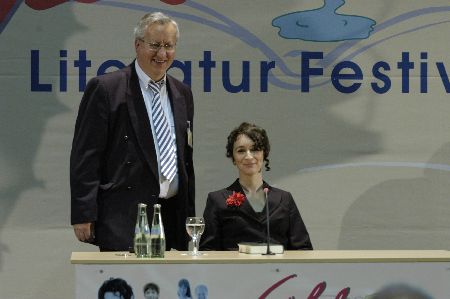 Leonie Swann mit Dr. Zierden, dem Initiator und Organisator
des Eifel-Literatur-Festivals