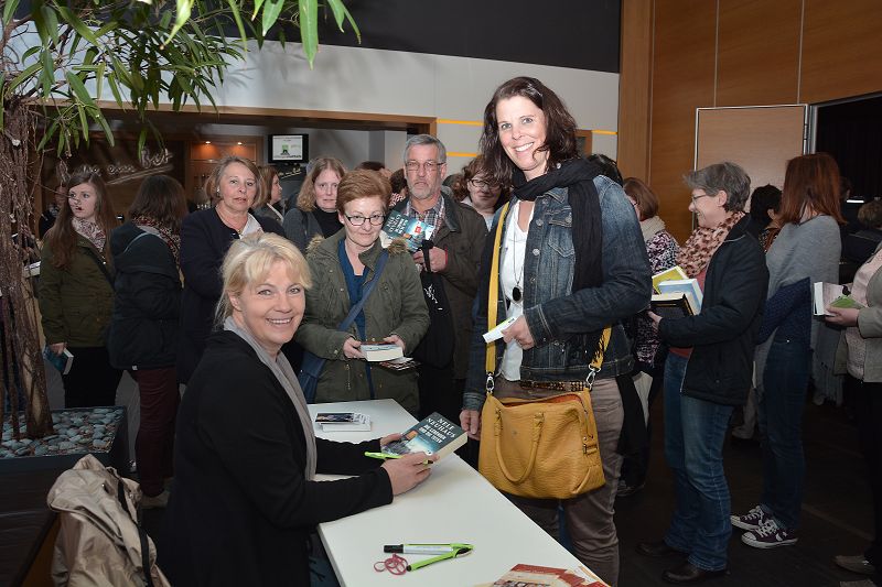 Nele Neuhaus am 15. April 2016 in Bitburg