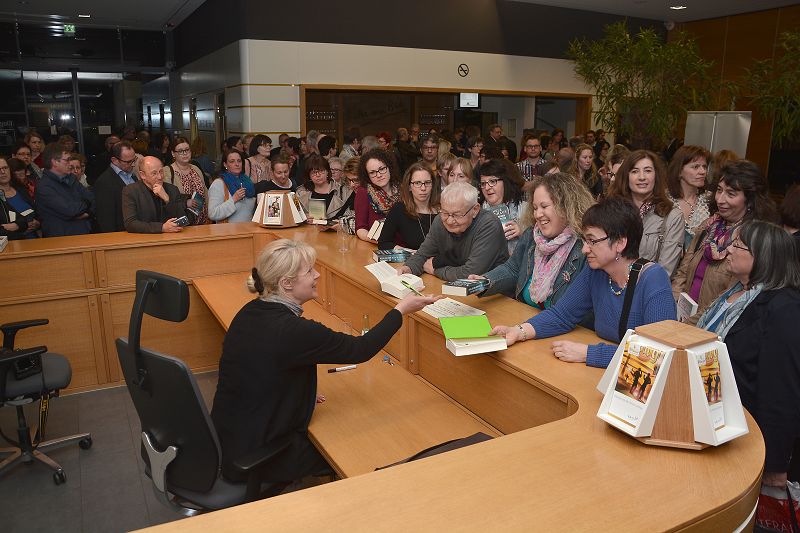 Nele Neuhaus am 15. April 2016 in Bitburg